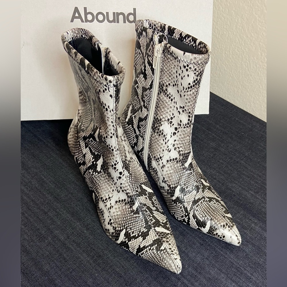 ABOUND-Faux Snake Boots size 6m